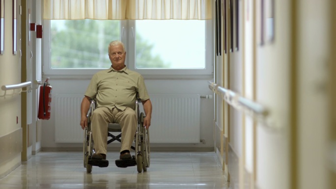 一位坐轮椅的老人的肖像