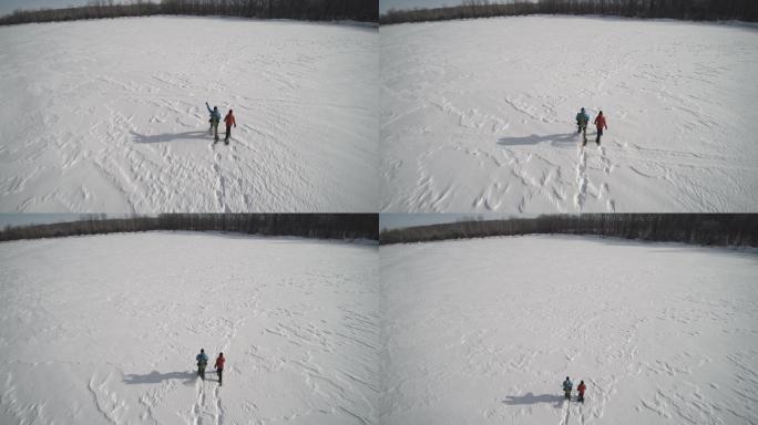 雪地里的脚印清晰可见