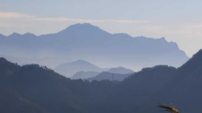 高山晨曦下的逆光唯美空镜