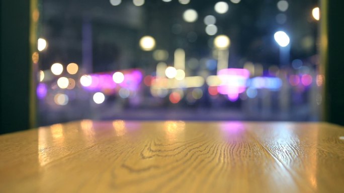 夜晚光线模糊的木质桌面