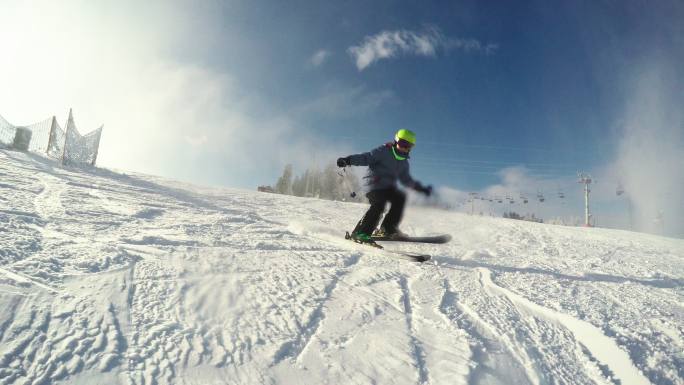 冬季活动。晴天在山上滑雪