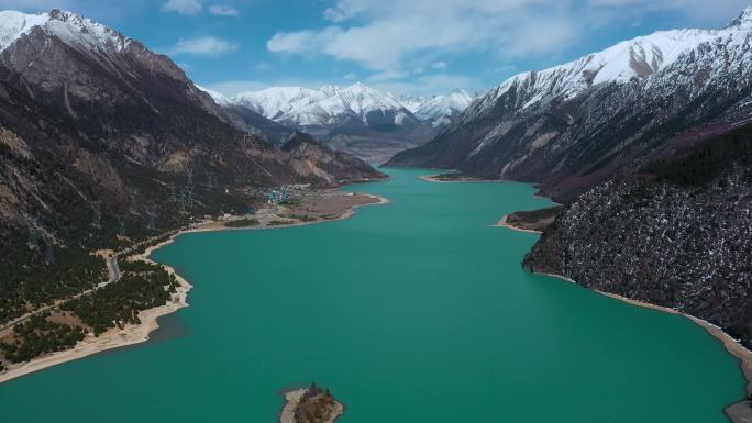 4k西藏风光视频高原湖泊绿色湖水湖心小岛