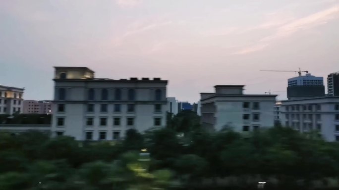 动车窗外的城市风景