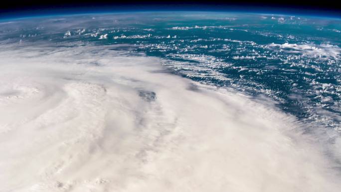 从太空时空观看巨大的真实飓风