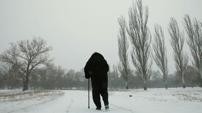 暴风雪中老妇人