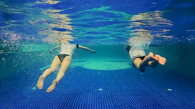 两个人潜泳游泳池健身游泳水下相机