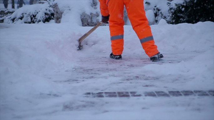 在清理积雪的清洁工