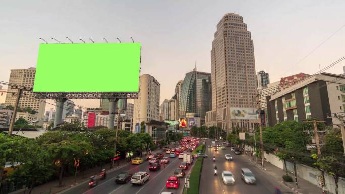 时间推移：广告牌绿色屏幕和城市交通灯