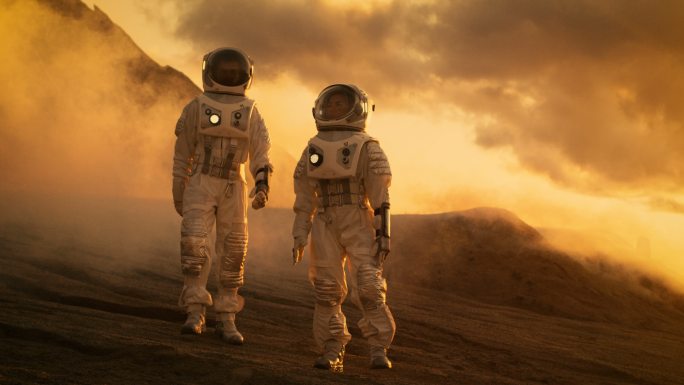 身着宇航服的宇航员探索火星表面