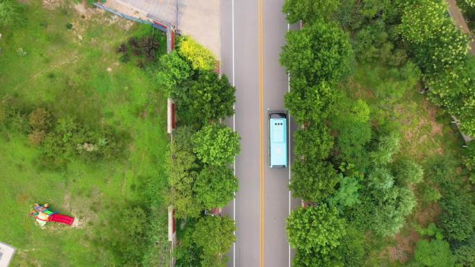 乡村公交在路上行驶4k