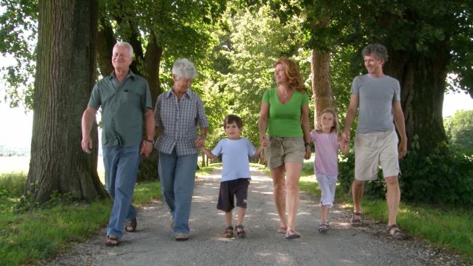 多代家庭在公园散步