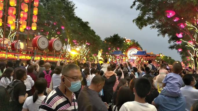 西安热闹街市人山人海