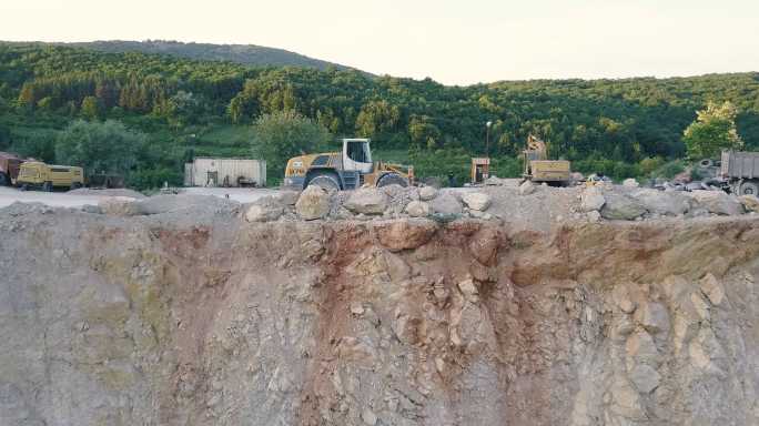 石坑里的装袋工挖掘推土机石材