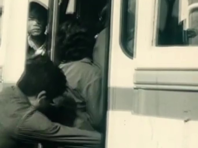 70年代拥挤的北京公交车