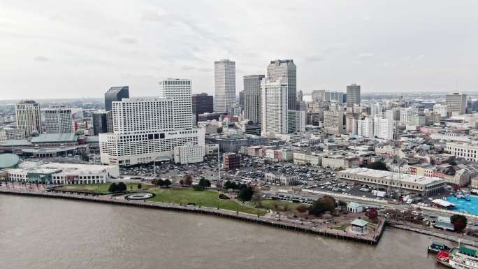 在阴天从密西西比河拍摄新奥尔良市中心