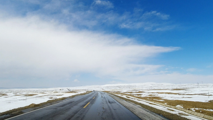 汽车视角下雪公路