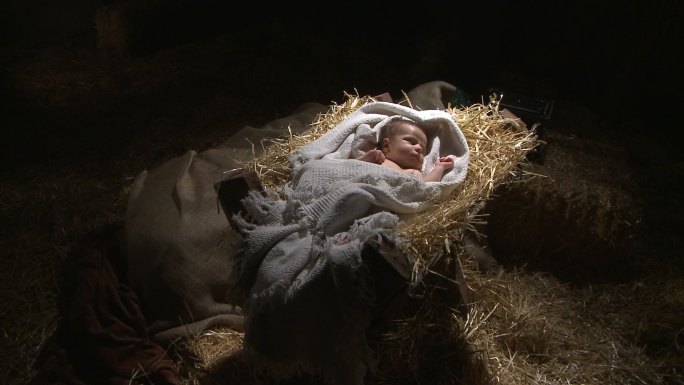 小耶稣诞生在马槽里。