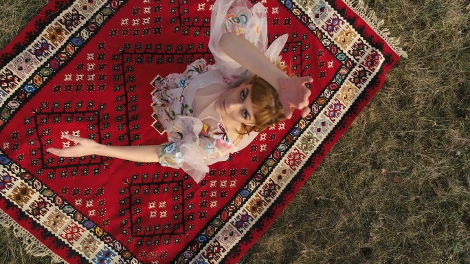 女生在地毯上跳舞