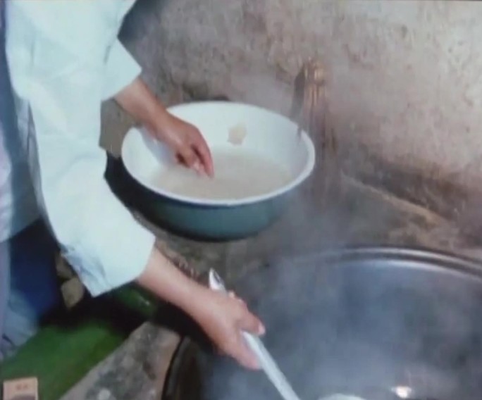 70年代农村打水做饭