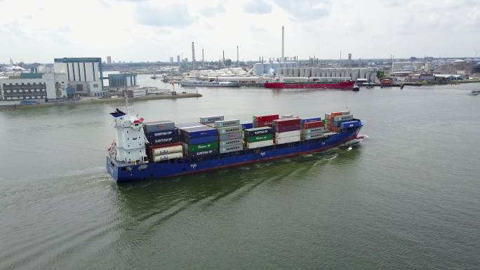 荷兰鹿特丹港货船运输集装箱