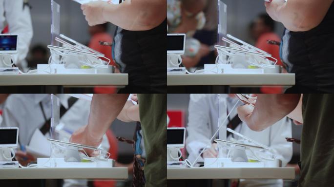 在手机店试用手机的顾客