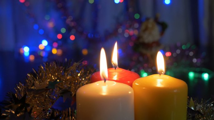 新年蜡烛和圣诞装饰品。