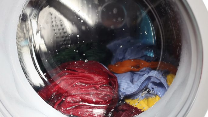 正在洗彩色衣服的洗衣机