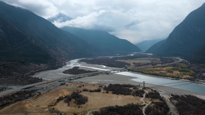 4k西藏风光视频玉带云山下河床沙洲公路桥