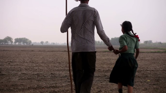 农夫和女儿在田里散步