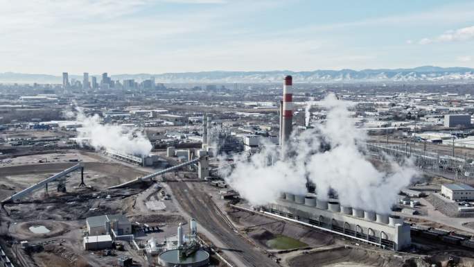 发电厂冒出的蒸汽，烟雾，空气污染