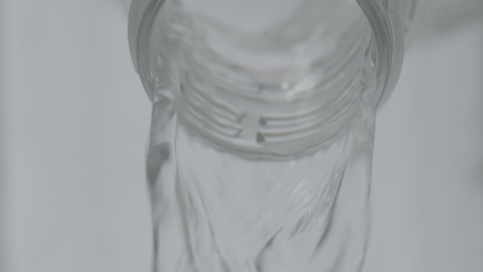 塑料瓶倒水