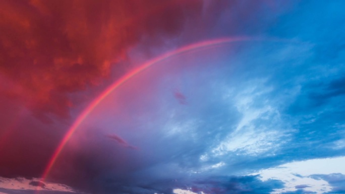 日落时的彩虹和风暴云，时过境迁