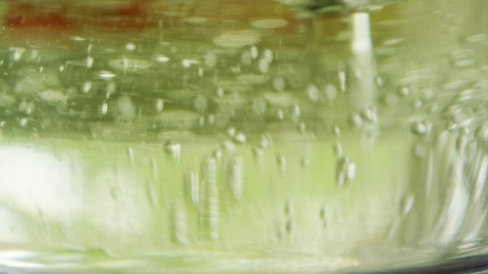 一个装满食用油的透明玻璃量杯的特写镜头