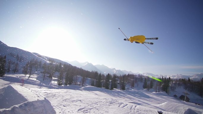 自由式滑雪运动员在雪地公园表演