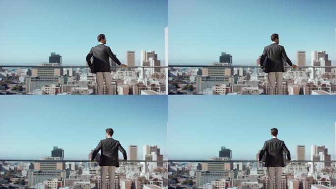 在顶楼俯瞰城市的男人