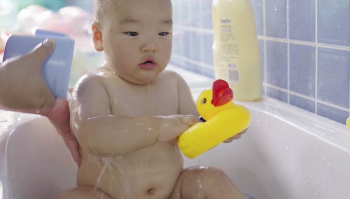 4K婴儿快乐游泳洗澡-育婴母婴