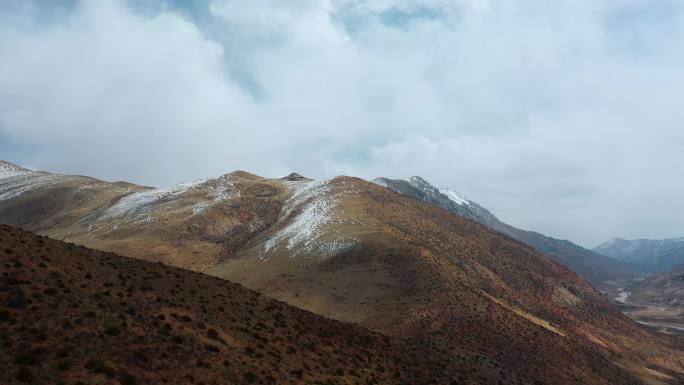 4k西藏风光视频延绵的高原雪山金黄草地雪
