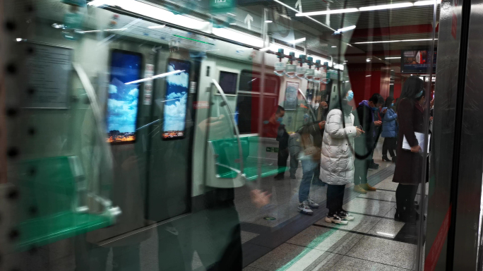 4K视频素材地铁在隧道奔驰及列车进出站
