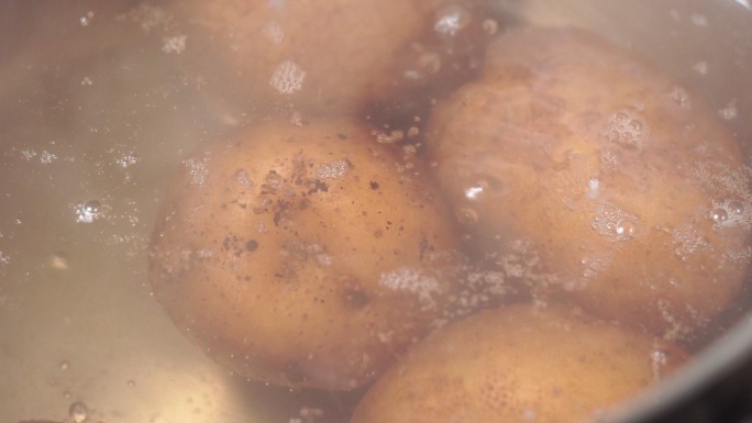 煮土豆。煮土豆在开水里煮得很熟