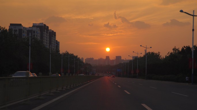 夕阳下开车行驶在公路上