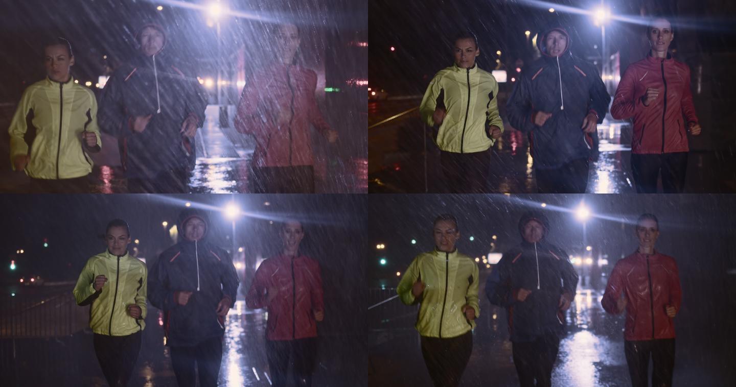 一名男子和两名女子在大雨中跑步