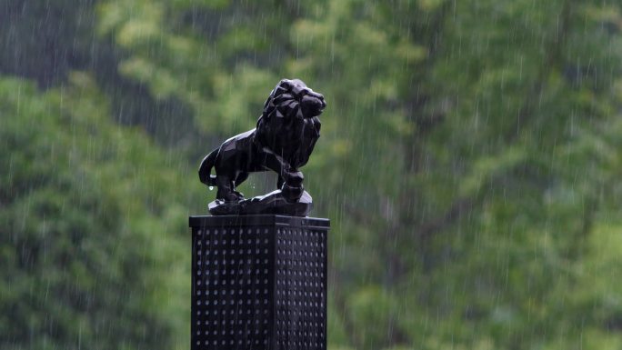 雨中的雄狮灯柱