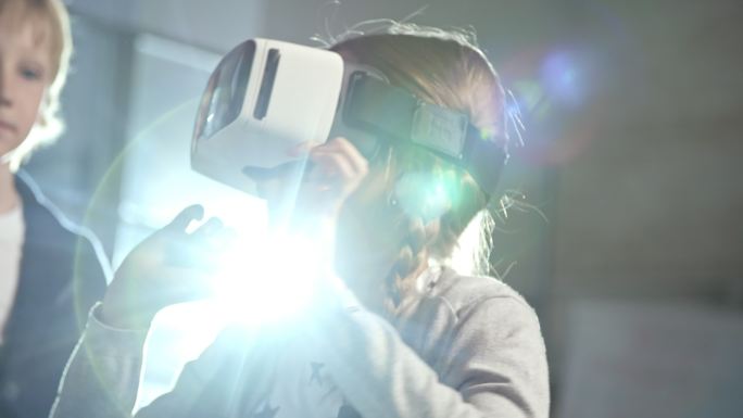 戴VR眼镜的女孩VR世界眼镜元宇宙虚拟世