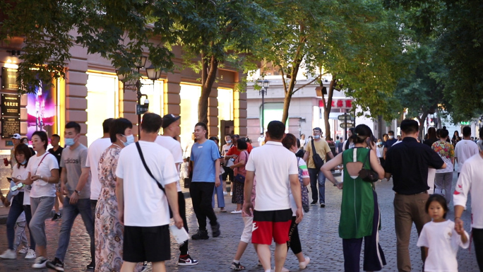 中央大街夏日人群逛街散步休憩吃冰棍走路