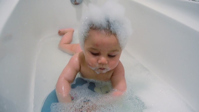 可爱的婴儿在浴缸洗澡