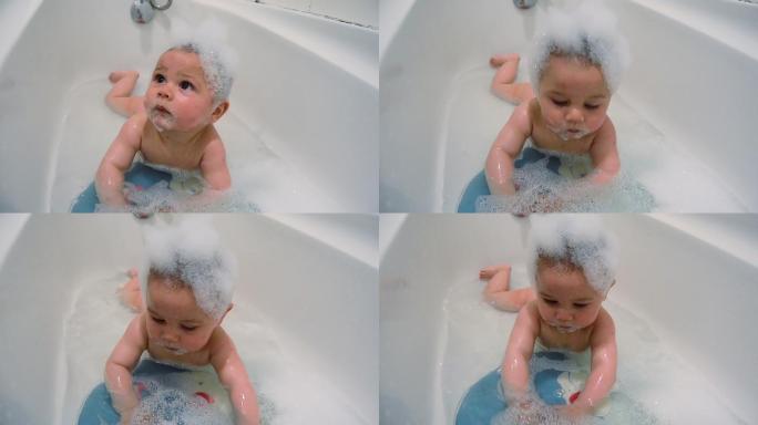 可爱的婴儿在浴缸洗澡