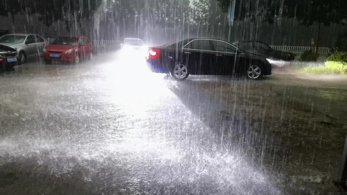 大雨瓢泼大雨雨天开车