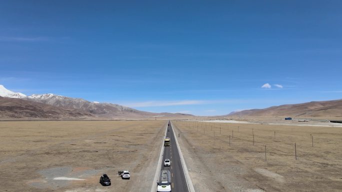 西藏路上的车流，川藏线美丽的公路铁路