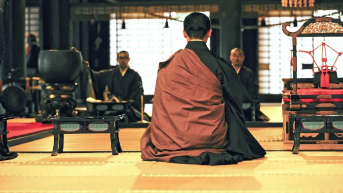 僧侣在寺庙里祈祷