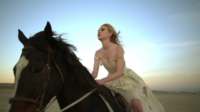 美女骑马